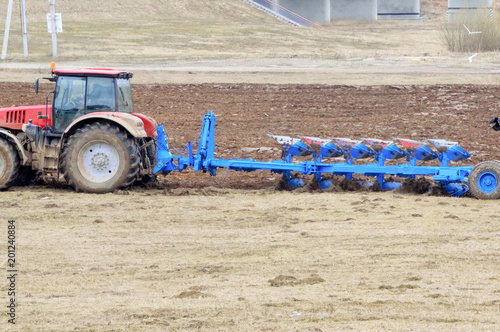 Обработка почвы современным энергонасыщенным трактором