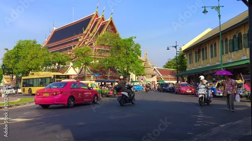 Time lapse cars and people front of temple wat pho