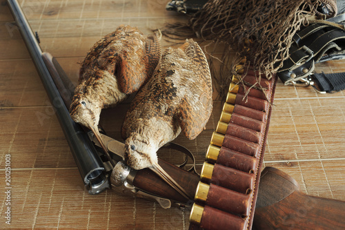 Fotografi Hunting trophies and equipment lie он wooden board