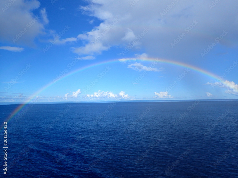 Regenbogen über dem Meer