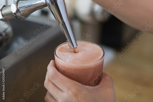 Billede på lærred Nitro Cold Brew Mix berries Tea from tap