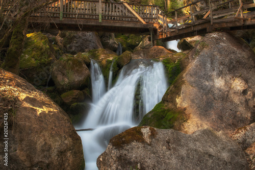 Wasserfall mit Brücke photo