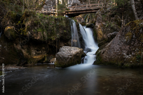 Wasserfall mit Felsen