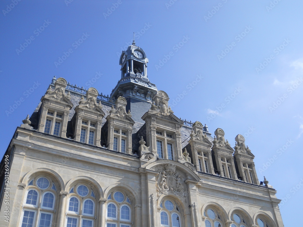 Fototapeta premium vue sur une mairie par le beau temps