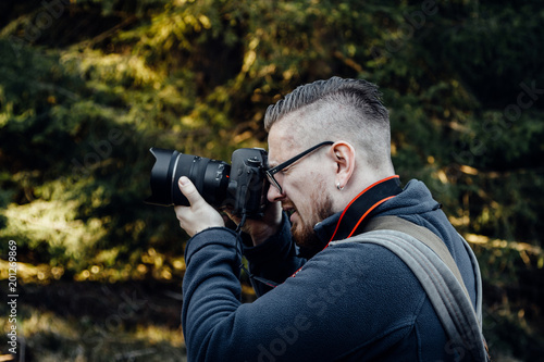 Fotograf schaut in die Kamera