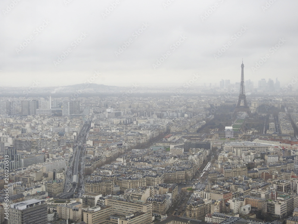 Despite the fog and even under a continuous  light rain falling over, Paris is always a good idea, in this occasion from the panoramic windows of Montparnasse Tower.