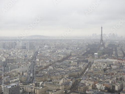 Despite the fog and even under a continuous light rain falling over, Paris is always a good idea, in this occasion from the panoramic windows of Montparnasse Tower.