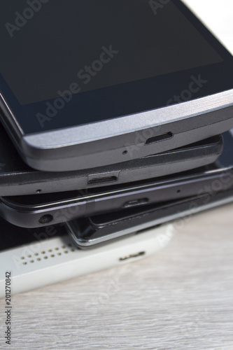 Porty mini usb w telefonach komórkowych ułożonych jeden na drugim.
