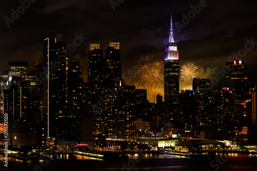 Wallpaper Mural Fireworks light up the New York City skyline for Independence Day Torontodigital.ca