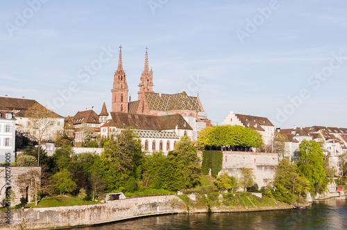 Basel  Stadt  M  nster  Kirche  Pfalz  Rhein  Grossbasel  Rheinufer  Uferweg  F  hre  Galgenfischer  Altstadt  Altstadth  user  Fr  hling  Schweiz