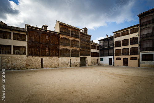 Edificios antiguos en la plaza del coso de Pe  afiel