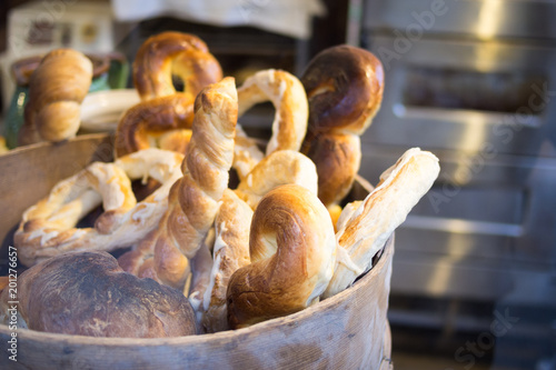 Fotografia Scuttle fresh sweet rolls, Scuttle with fresh baked bread, Baked sweet pastry, B