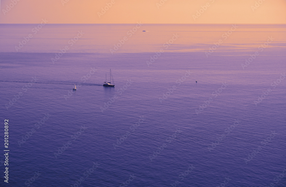 Naklejka premium Fioletowy, żółty, pomarańczowy, fioletowy Powierzchnia Morza Czarnego na białym tle z łodzi, jachtów.