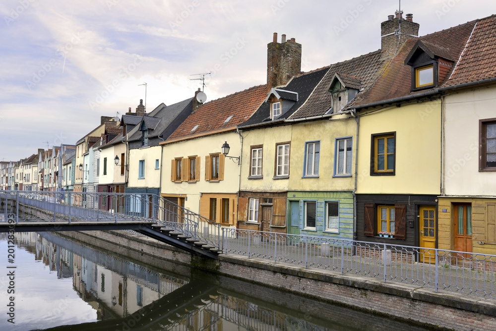 Ligne de maisons colorées du quartier Saint-Leu à Amiens (80000), département de la Somme en région Hauts-de-France, France	