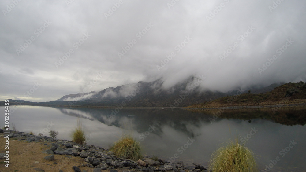 Lago entre montañas y nubes