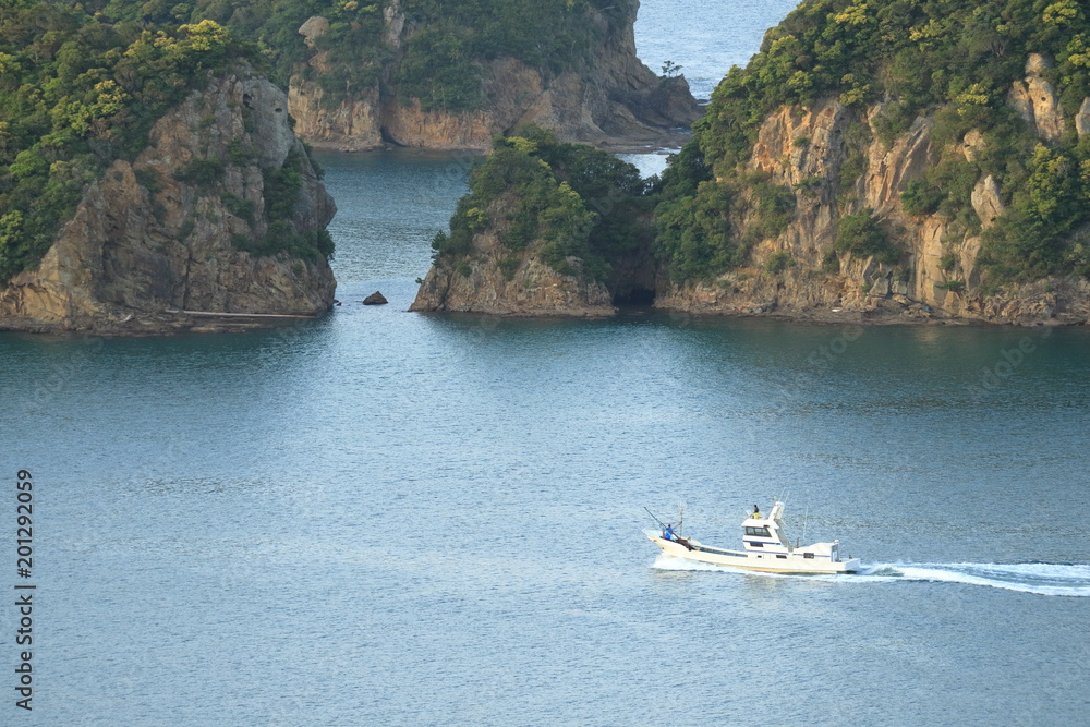 漁船と海