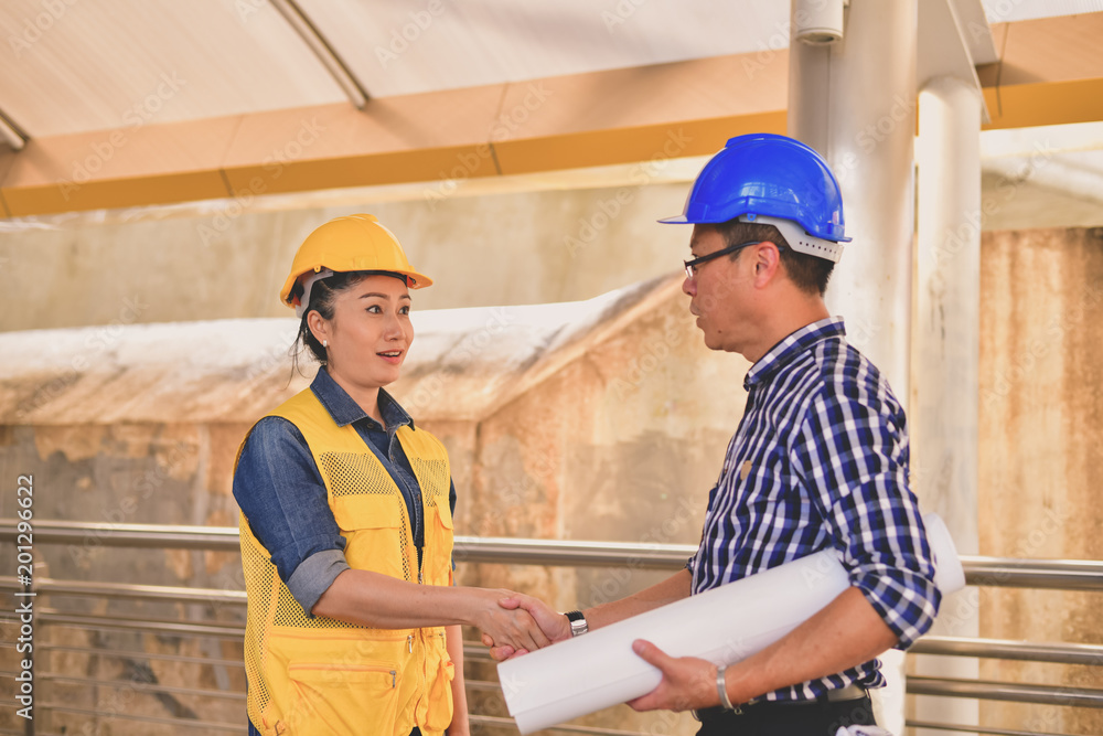Concepts Business Engineering, Professional engineers, Young Business people are planning construction. Concepts Business Engineering, Professional engineers, Young Business people are planning construction.