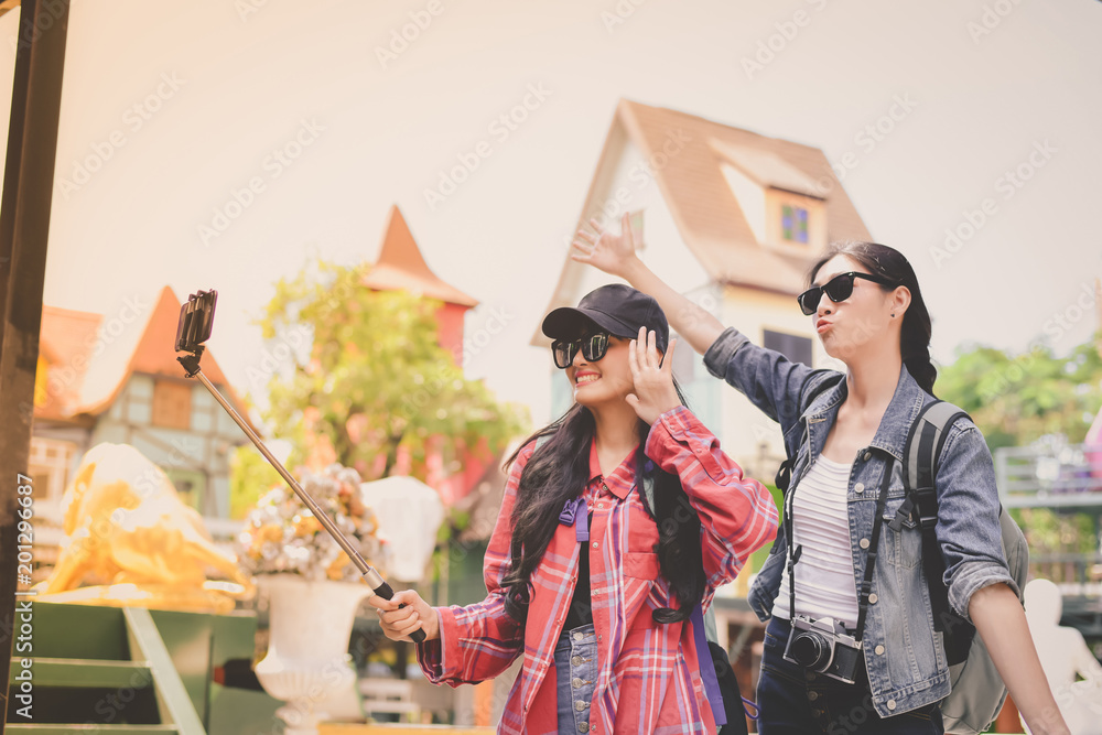 Obraz premium Travel and relaxing Concepts, Tourists are taking photos in the city. Asian girls are happily traveling. Beautiful girl is relaxing Travel