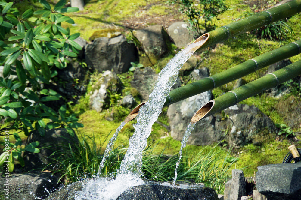 日本庭園の竹水栓 Stock 写真 | Adobe Stock