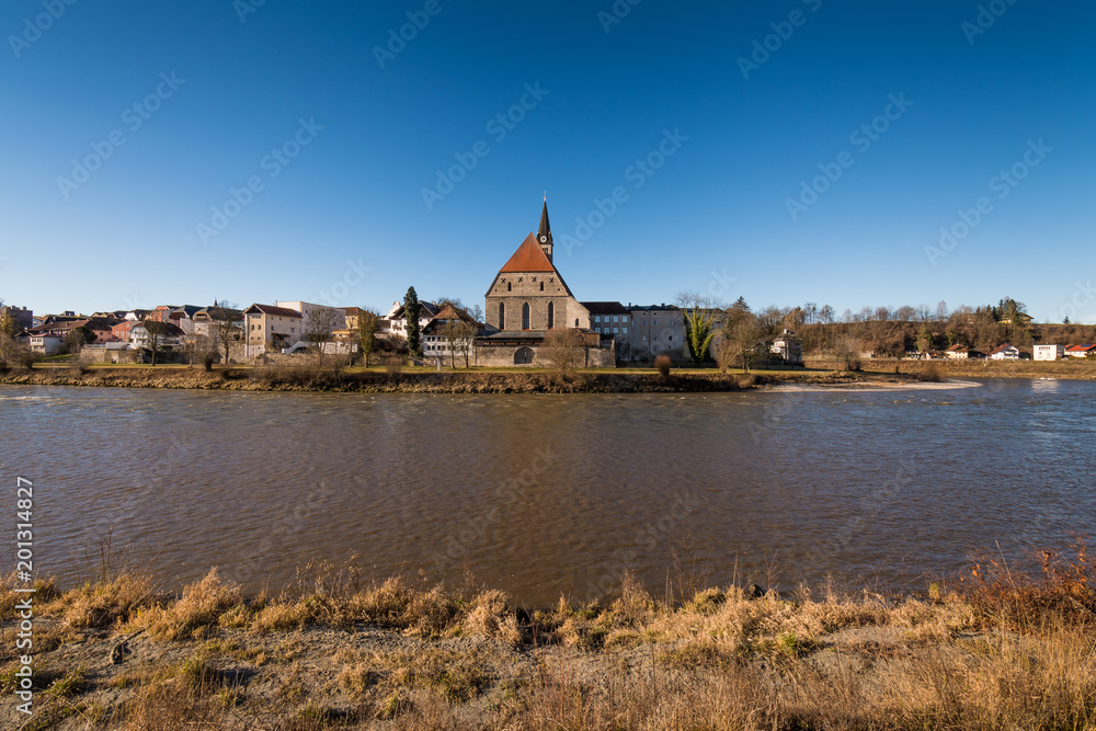 Blick von Oberndorf in Österreich nach Laufen mit Kirche in Deutschland Blick von Oberndorf in Österreich nach Laufen mit Kirche in Deutschland