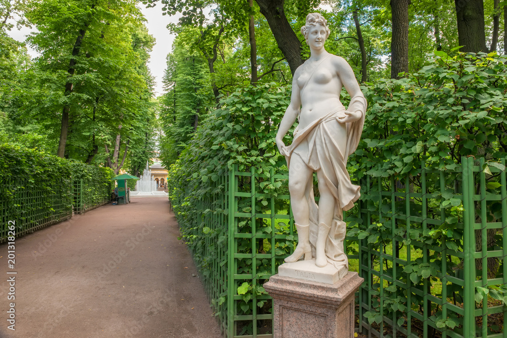 Obraz premium SAINT PETERSBURG, RUSSIA - AUGUST 18, 2017: the Sculpture of the Summer garden. The park is one of the oldest in Saint Petersburg, it was designed by Czar Peter in 1704.