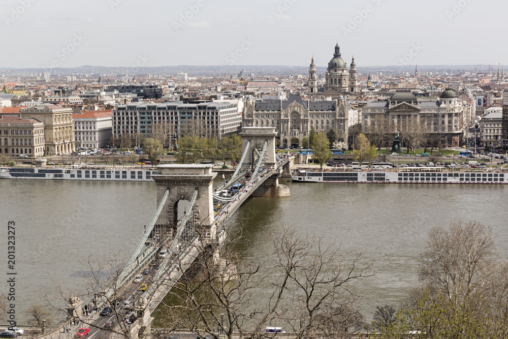 Budapest, vista del puente de las cadenas.