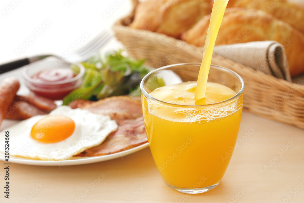 オレンジジュース 朝食イメージ Pour orange juice breakfast image オレンジジュース 朝食イメージ Pour orange juice breakfast image