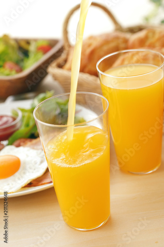 オレンジジュース　朝食イメージ　Pour orange juice breakfast image