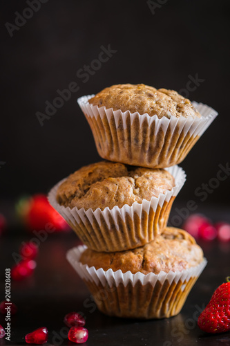Muffins cupcakes empilés sur fond noir