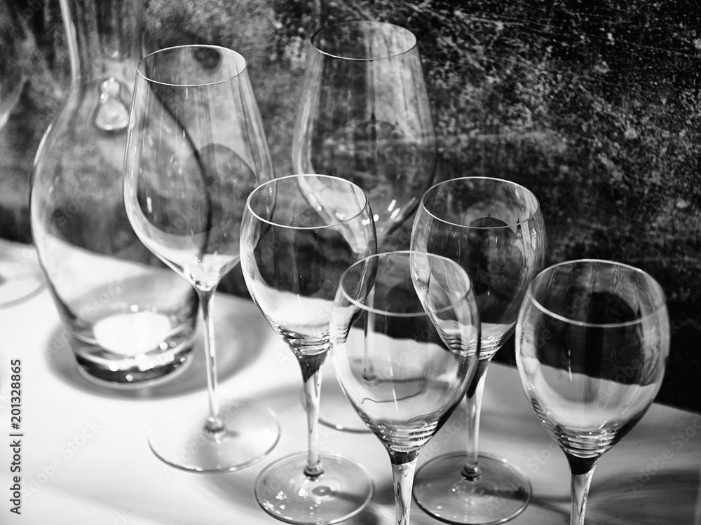 Obraz premium Wine glasses for wine and drinks