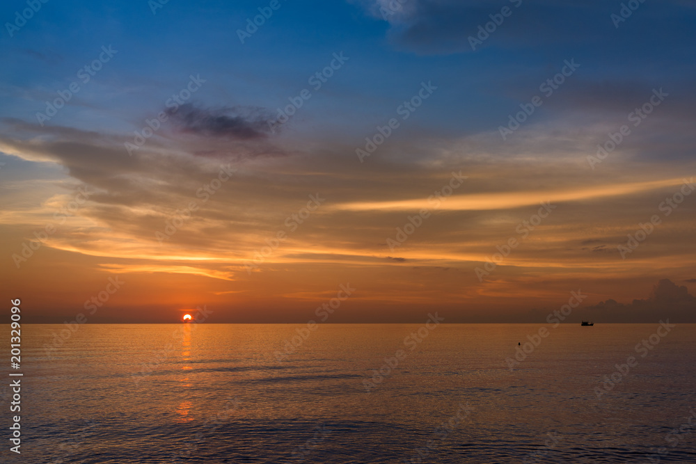 Obraz premium Sunset at beautiful empty beach. Sunset Beach, Koh Rong Samloem. Cambodia.