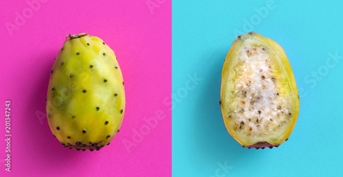 Fotografia Prickly Pear both whole and cut in half