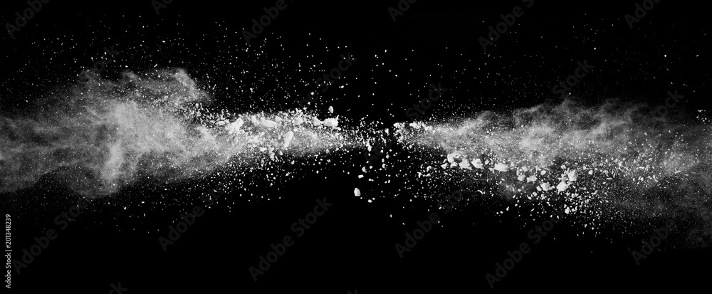 Plakat Abstrakcjonistyczny bielu proszka wybuch odizolowywający na czarnym tle.