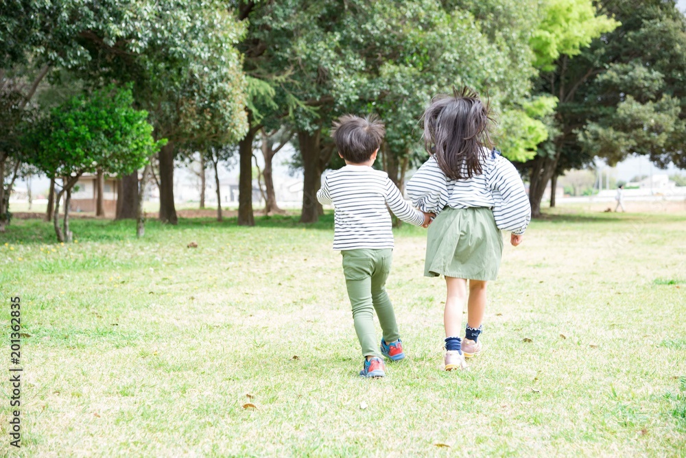 Fototapeta premium 手をつないで歩く子供