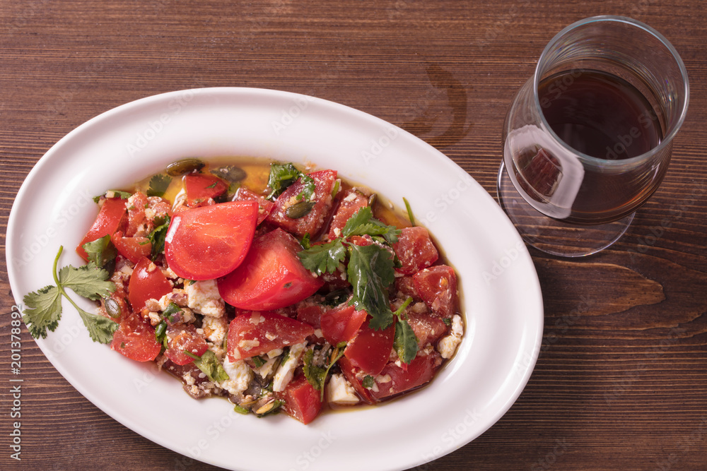 Витаминный салат из помидор, сыра и зелени. Vitamin salad from tomato, cheese and greens Витаминный салат из помидор, сыра и зелени. Vitamin salad from tomato, cheese and greens