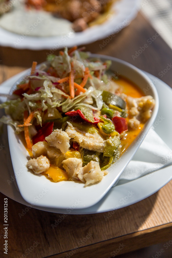 Fischpfanne appetitlich angerichet und frisch zubereitet Fischpfanne appetitlich angerichet und frisch zubereitet