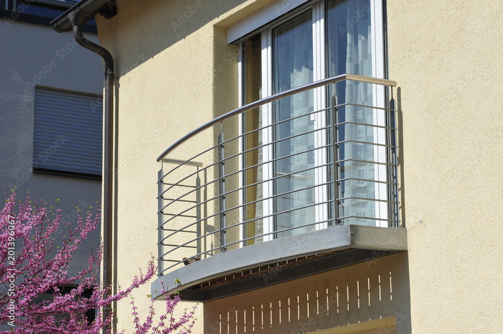 Moderner Balkon mit Metall-Geländer an Wohngebäude