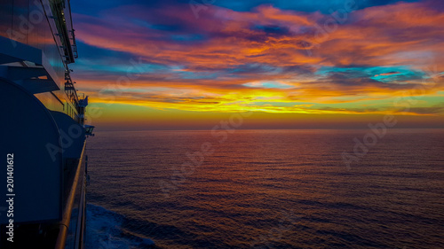 Sonnenuntergang auf hoher See