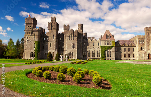 Obraz na płótnie Medieval Ashford castle and gardens - Co. Mayo - Ireland w salonie
