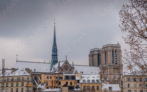 Paris et Notre-Dame sous la neige