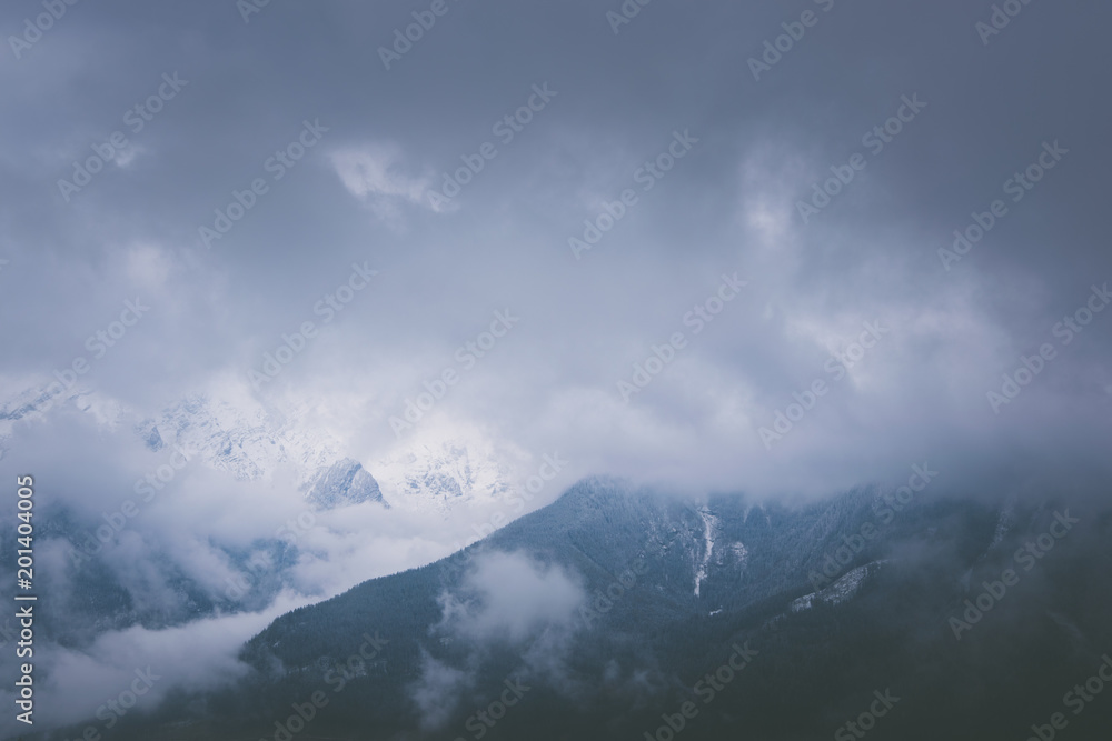 Berge in den Alpen mit Wolken und Schnee