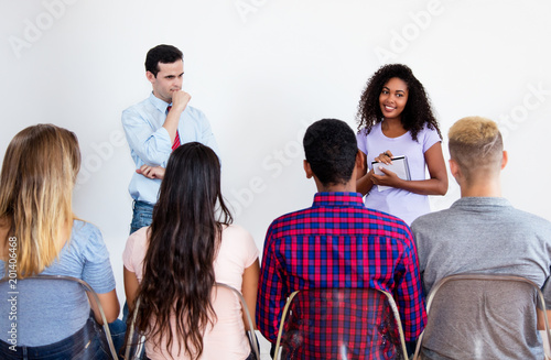 Studentin beim Vortrag im Klassenzimmer photo