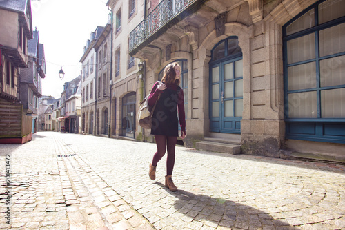 Foto girl is walking in the old town Morlaix