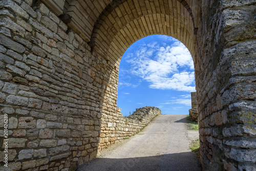Fototapeta Starożytna kamienna brama tunelu.