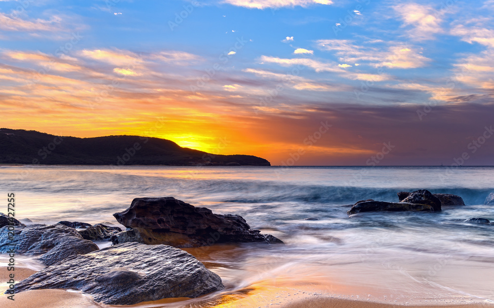 Obraz premium Rocky Sunrise Seascape from the Beach