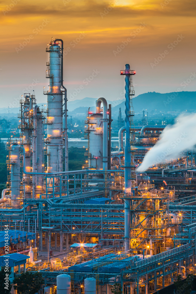 Fototapeta premium Oil refinery plant with twilight color sky
