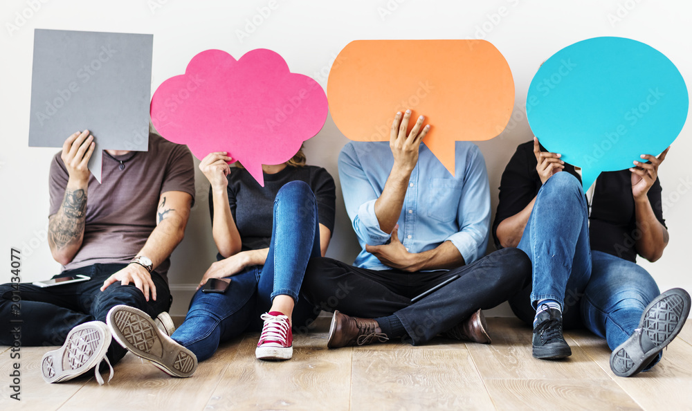 Group of diverse people with speech bubbles icons - obrazy, fototapety, plakaty 