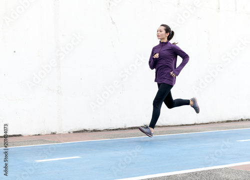 White woman running on track © Rawpixel.com