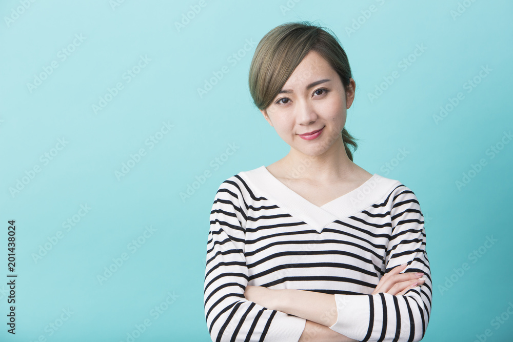 Obraz premium 腕組みする若い女性