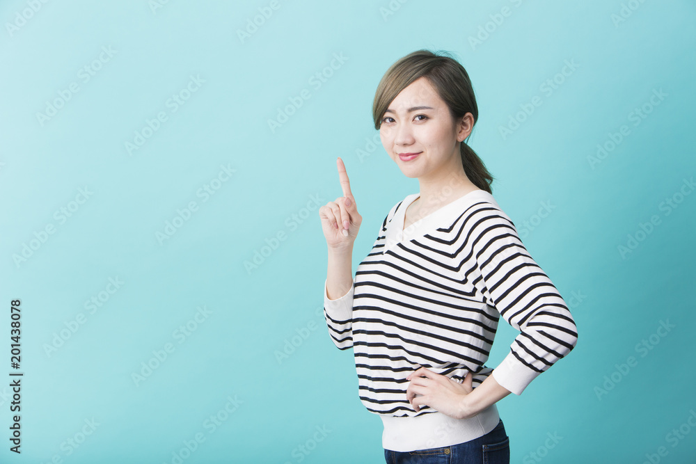 指を立てる若い女性 指を立てる若い女性